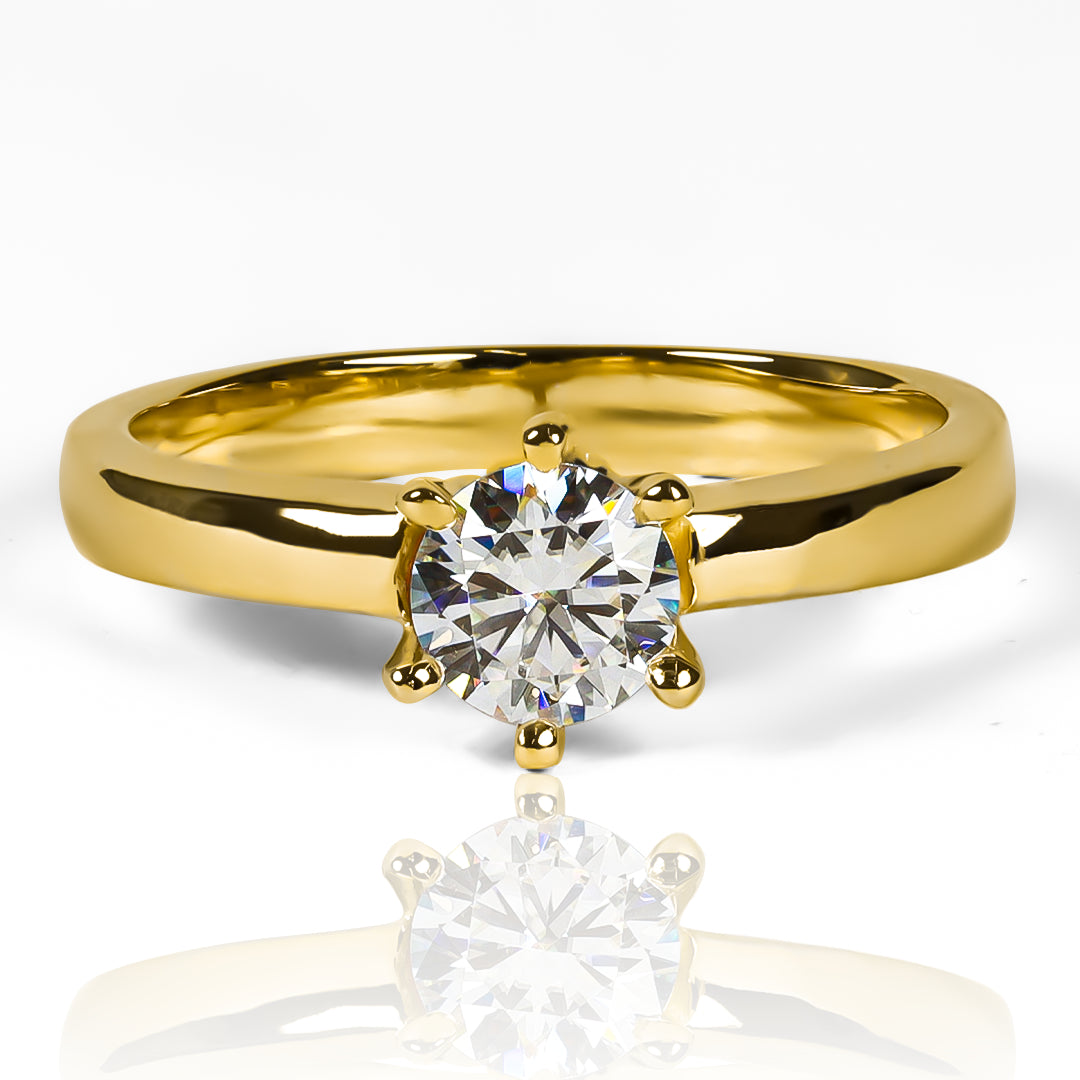 Anillo Coroa II Moissanite 5.5mm, fabricado en oro 18k por Joyería Caracas, cuenta con un certificado de calidad y garantía para toda la vida.
