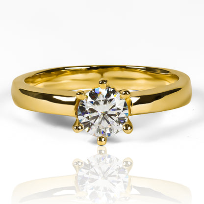 Anillo Coroa II Moissanite 5.5mm, fabricado en oro 18k por Joyería Caracas, cuenta con un certificado de calidad y garantía para toda la vida.