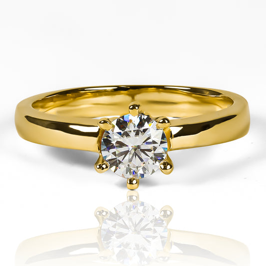 Anillo Coroa II Moissanite 5.5mm, fabricado en oro 18k por Joyería Caracas, cuenta con un certificado de calidad y garantía para toda la vida.