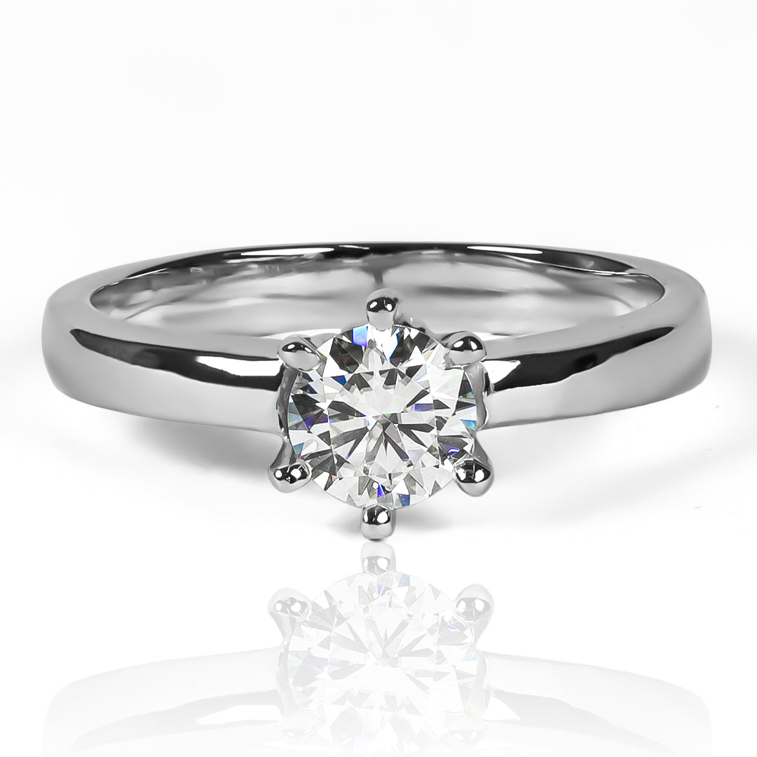 Anillo Coroa II Moissanite 5.5mm, fabricado en oro 18k por Joyería Caracas, cuenta con un certificado de calidad y garantía para toda la vida.