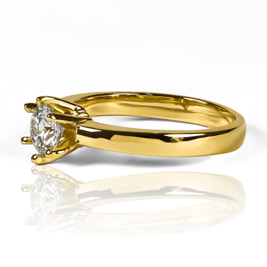 Anillo Coroa II Moissanite 5.5mm, fabricado en oro 18k por Joyería Caracas, cuenta con un certificado de calidad y garantía para toda la vida.