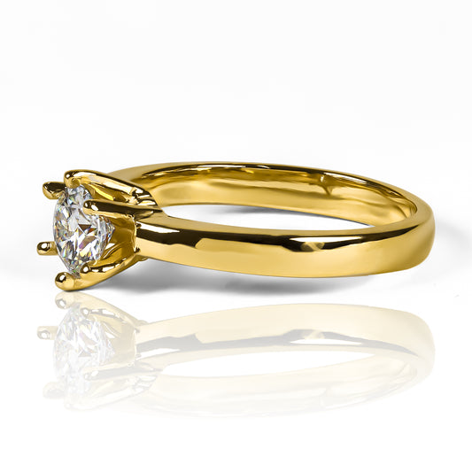 Anillo Coroa II Moissanite 5.5mm, fabricado en oro 18k por Joyería Caracas, cuenta con un certificado de calidad y garantía para toda la vida.