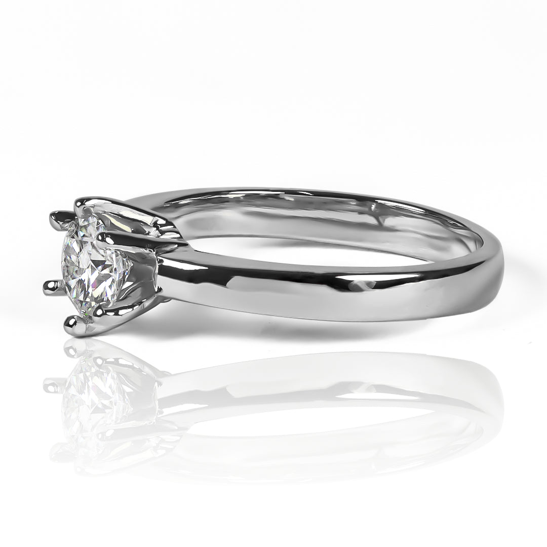Anillo Coroa II Moissanite 5.5mm, fabricado en oro 18k por Joyería Caracas, cuenta con un certificado de calidad y garantía para toda la vida.