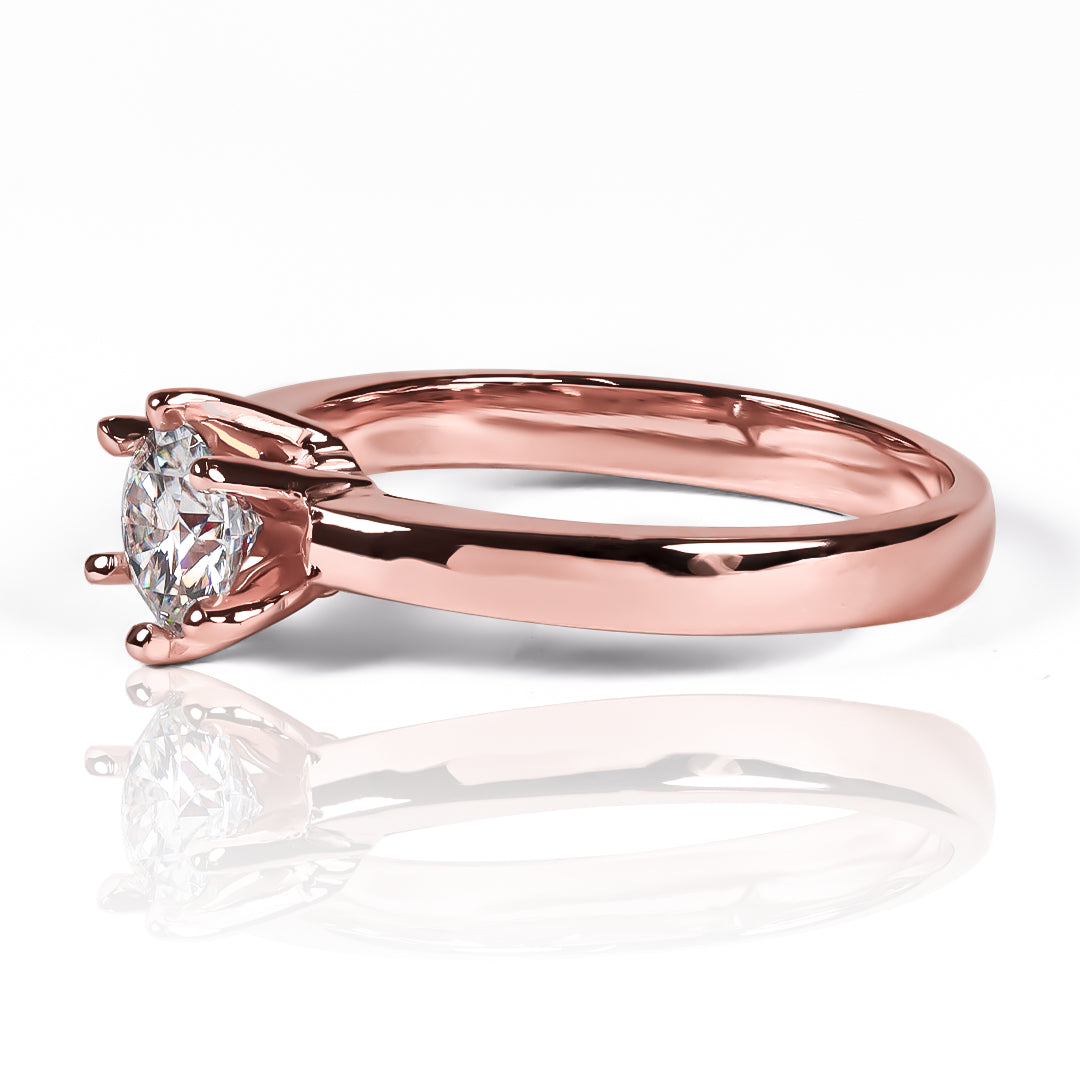Anillo Coroa II Moissanite 5.5mm, fabricado en oro 18k por Joyería Caracas, cuenta con un certificado de calidad y garantía para toda la vida.