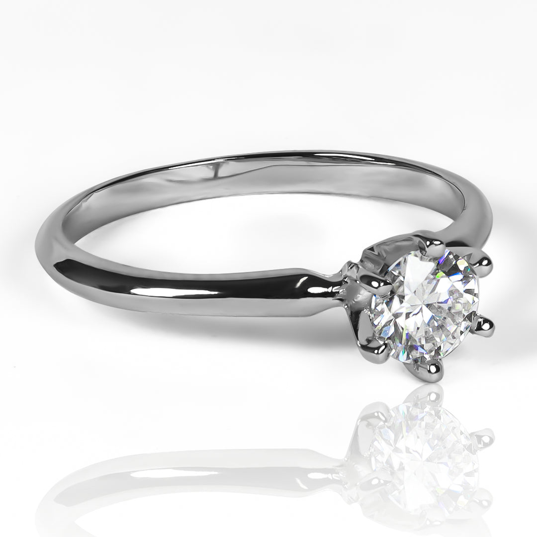 Anillo skinny Moissanite fabricado en oro 18k por Joyería Caracas, cuenta con un certificado de calidad y garantía para toda la vida.