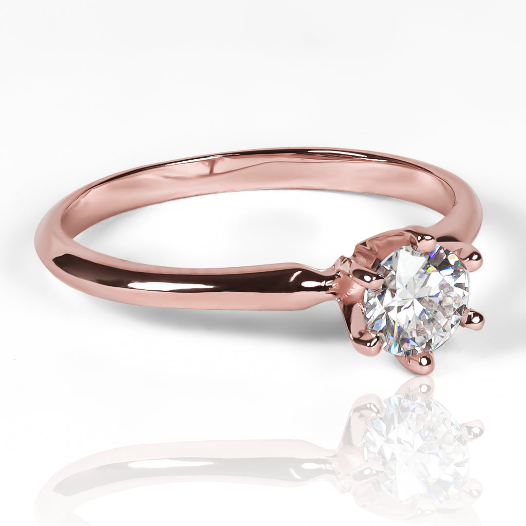 Anillo skinny Moissanite fabricado en oro 18k por Joyería Caracas, cuenta con un certificado de calidad y garantía para toda la vida.
