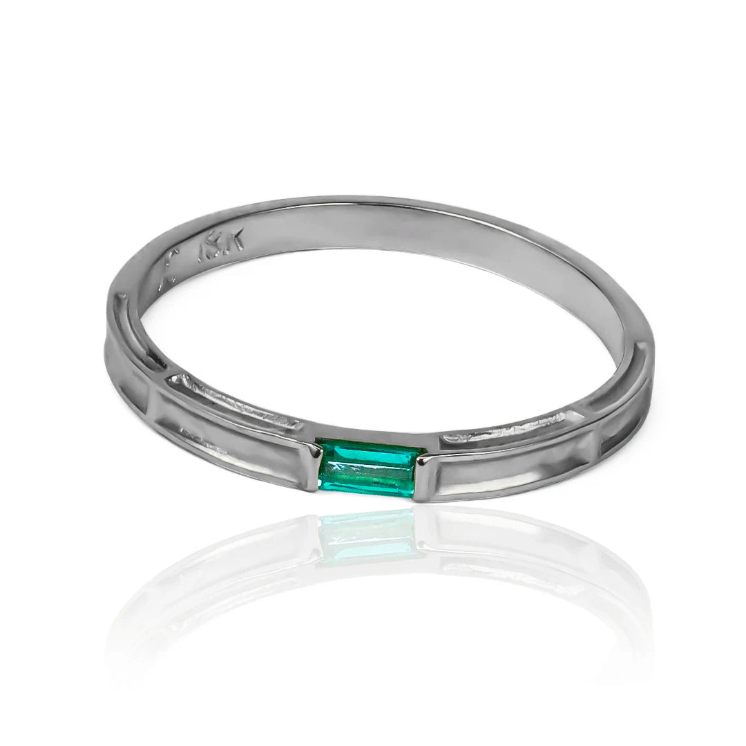 Anillo Rectangulaire III (Emerald), elaborado en oro 18 quilates por Joyería Caracas, cuenta con certificado de calidad y garantía de por vida.