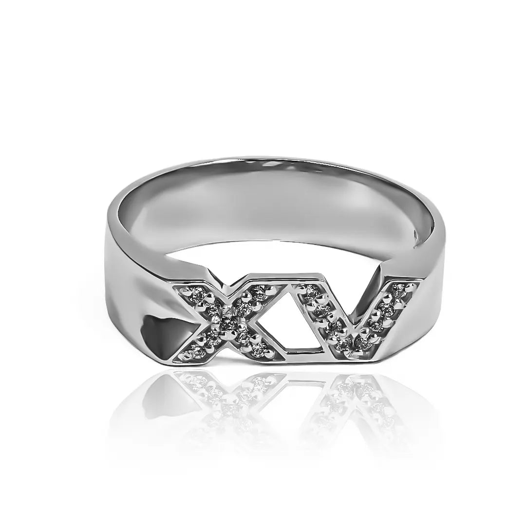 Anillo XV years de Joyería Caracas. Hecho de oro 18K y cuenta con certificado de calidad y garantía de por vida.