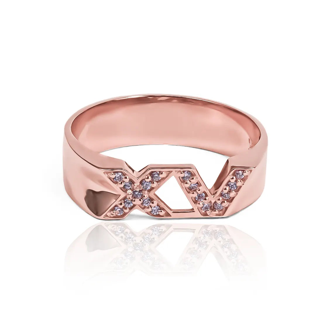Anillo XV years de Joyería Caracas. Hecho de oro 18K y cuenta con certificado de calidad y garantía de por vida.