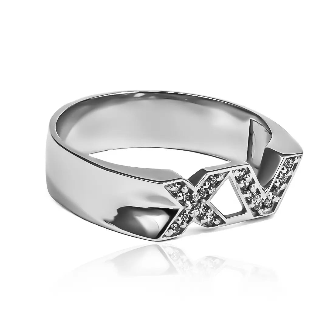 Anillo XV years de Joyería Caracas. Hecho de oro 18K y cuenta con certificado de calidad y garantía de por vida.