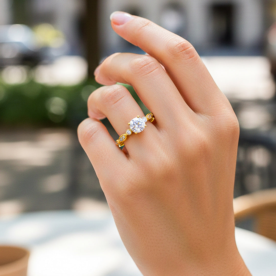 Mano de modelo usando un anillo en oro amarillo de 18 quilates con cristales de Joyería Caracas. 