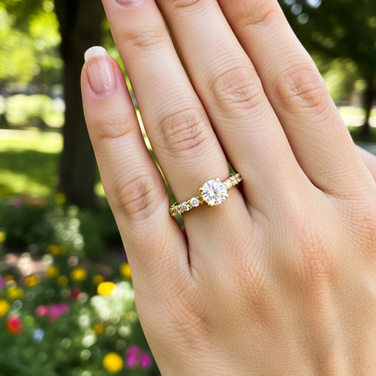 Mano de modelo usando un anillo en oro amarillo de 18 quilates con cristales de Joyería Caracas. 