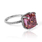 Anillo Zafiro Padparadscha sintético, este anillo presenta un zafiro sintético, reconocido por su tonalidad única que combina matices rosados y anaranjados, acompañado de moissanitas que realzan su brillo. Elaborado en oro de 18k.