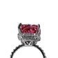 Anillo Zafiro Padparadscha sintético, este anillo presenta un zafiro sintético, reconocido por su tonalidad única que combina matices rosados y anaranjados, acompañado de moissanitas que realzan su brillo. Elaborado en oro de 18k.