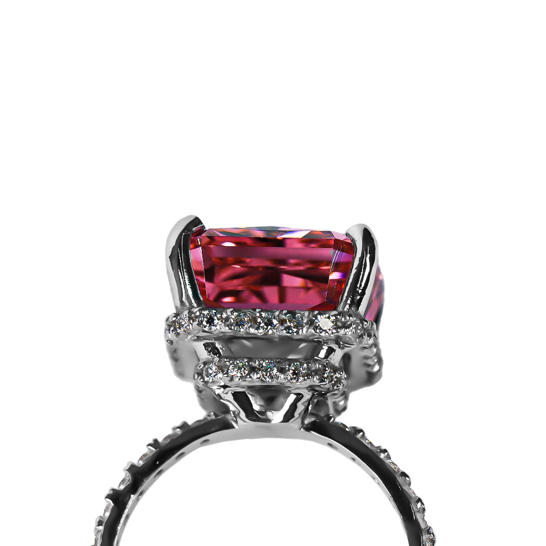 Anillo Zafiro Padparadscha sintético, este anillo presenta un zafiro sintético, reconocido por su tonalidad única que combina matices rosados y anaranjados, acompañado de moissanitas que realzan su brillo. Elaborado en oro de 18k.