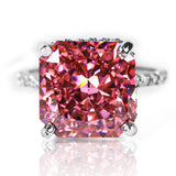 Anillo Zafiro Padparadscha sintético, este anillo presenta un zafiro sintético, reconocido por su tonalidad única que combina matices rosados y anaranjados, acompañado de moissanitas que realzan su brillo. Elaborado en oro de 18k.
