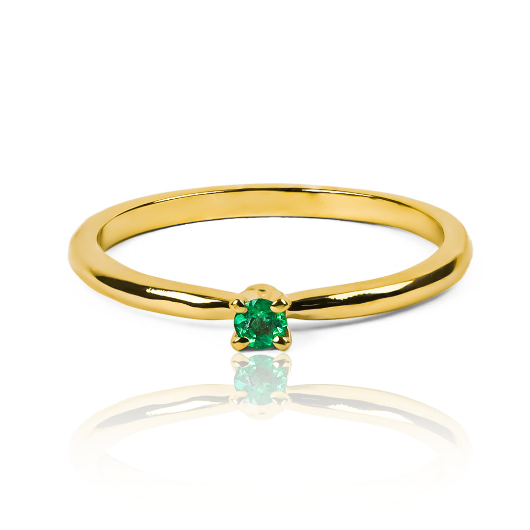 Anillo amsterdam en oro amarillo con una esmeralda central engastada 