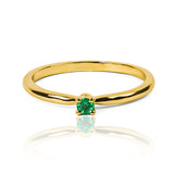 Anillo amsterdam en oro amarillo con una esmeralda central engastada 