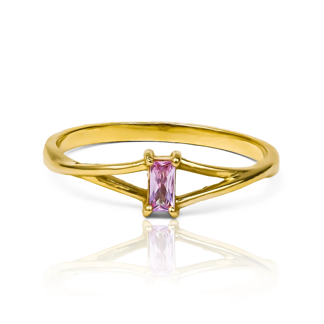 Anillo de compromiso baguette S de oro de 18k, confeccionado por Joyería Caracas, cuenta con garantía de por vida. 