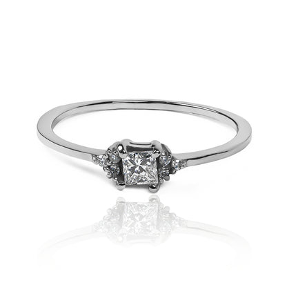 Anillo de compromiso Grape Inspiration diamonds de Joyería Caracas en oro 18k viene con un certificado de calidad y garantía de por vida.