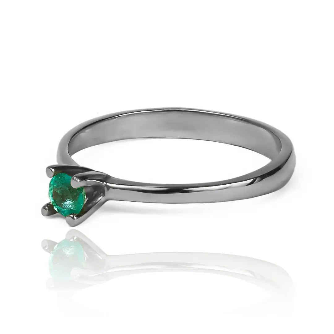 Anillo de compromiso pirámide Esmeralda, fabricado en Joyería caracas con oro 18k de la más alta calidad y certificado de garantía de por vida.