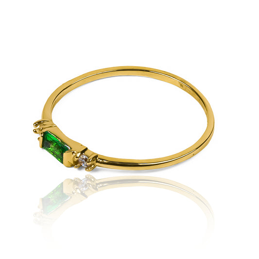 Anillo fino con piedra baguette verde central