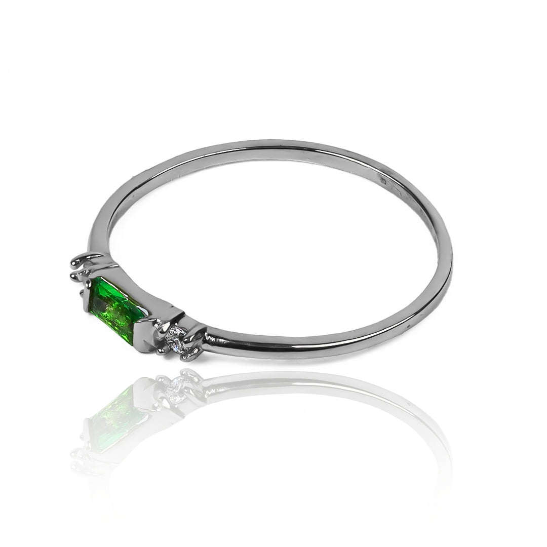 Anillo channel fabricado por Joyería Caracas en oro 18k, el cual cuenta con un certificado de calidad y garantía de por vida.