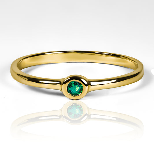 Anillo Circuit Emerald, elaborado en oro de 18 quilates por Joyería Caracas, cuenta con certificado de calidad y garantía de por vida.