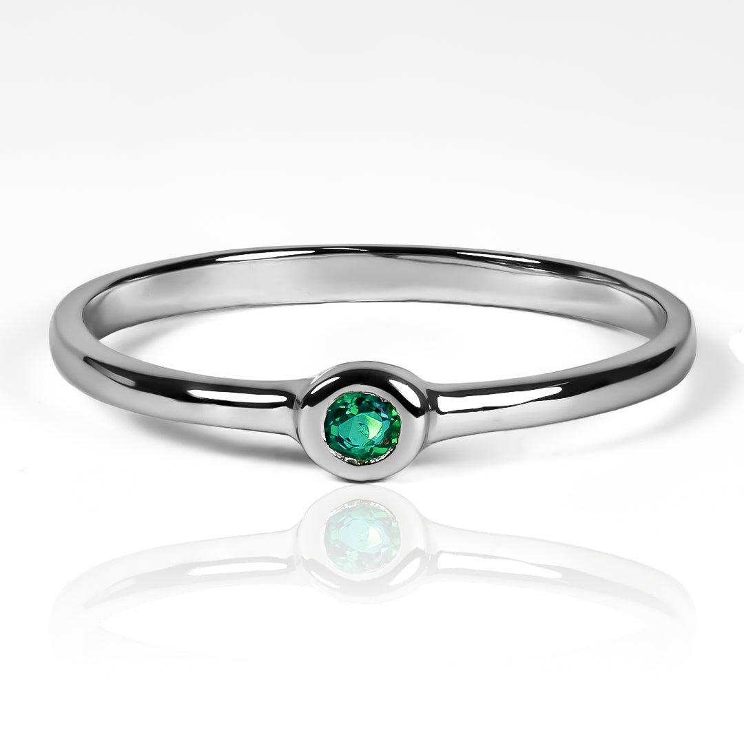 Anillo Circuit Emerald, elaborado en oro de 18 quilates por Joyería Caracas, cuenta con certificado de calidad y garantía de por vida.