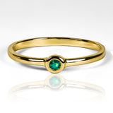 Anillo Circuit Emerald, elaborado en oro de 18 quilates por Joyería Caracas, cuenta con certificado de calidad y garantía de por vida.