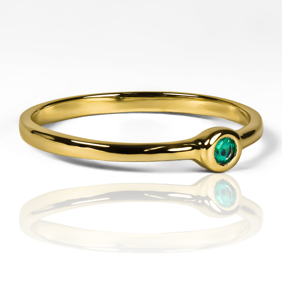 Anillo Circuit Emerald, elaborado en oro de 18 quilates por Joyería Caracas, cuenta con certificado de calidad y garantía de por vida.