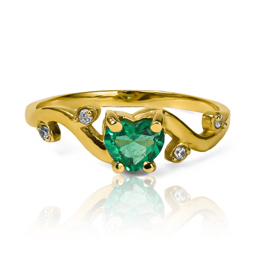 Anillo de compromiso de corazón espinado presenta una deslumbrante esmeralda engastada en oro de 18 quilates. Diseñado y elaborado por Joyería Caracas, garantizando calidad y resistencia a lo largo de toda la vida.