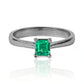 Anillo de compromiso Emerald Box, elaborado en oro de 18k por Joyería Caracas, cuenta con certificado de calidad y garantía de por vida.