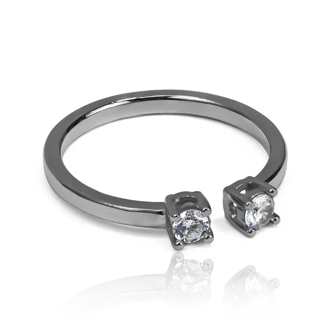Anillo doble cristal de Joyería Caracas. Hecho con oro 18k de la más alta calidad, su diseño único y sofisticado es una garantía para toda la vida.