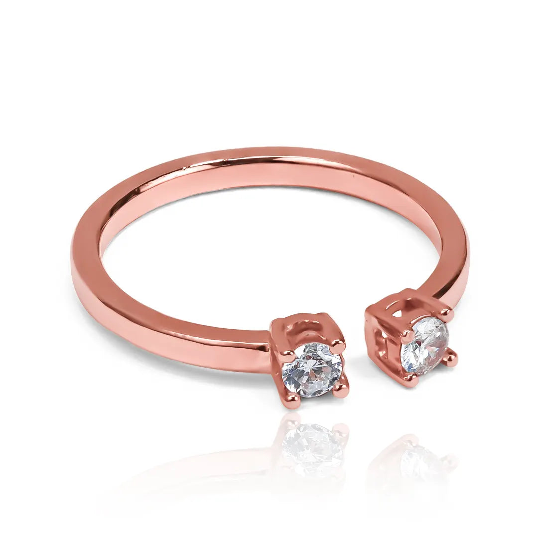 Anillo doble cristal de Joyería Caracas. Hecho con oro 18k de la más alta calidad, su diseño único y sofisticado es una garantía para toda la vida.