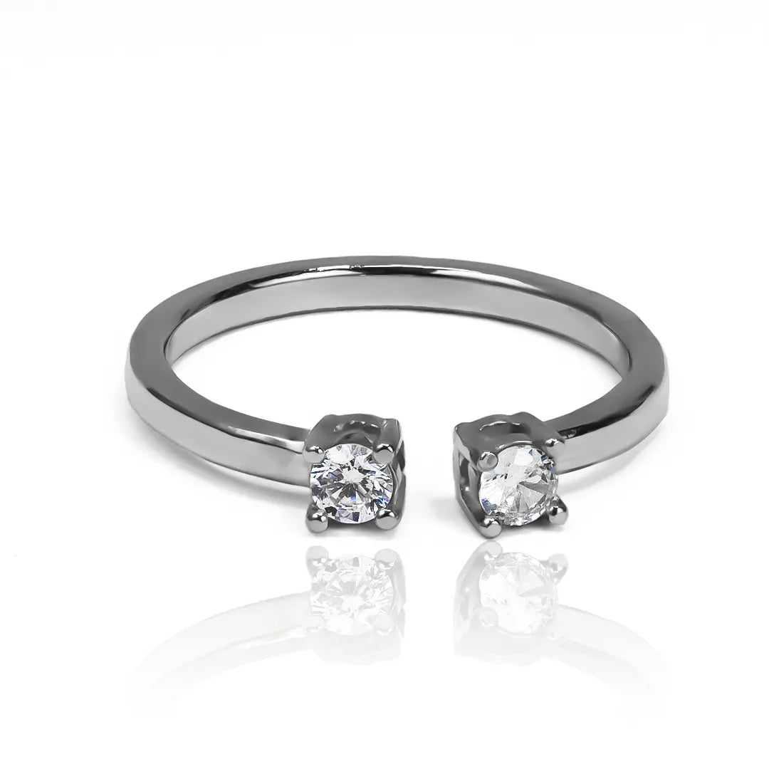 Anillo doble cristal de Joyería Caracas. Hecho con oro 18k de la más alta calidad, su diseño único y sofisticado es una garantía para toda la vida.