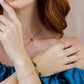 Mano de mujer usando un anillo con forma de 2 estrellas en cada punta en oro amarillo de 18 quilates con cristales de color blanco en una de ellas, fabricado en Joyería Caracas. 
