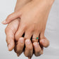 Mano de mujer con anillo en oro amarillo de 18 quilates, con piedra esmeralda de color verde y 2 diamantes de color blanco en corte baguette, hecho en Joyería Caracas. 