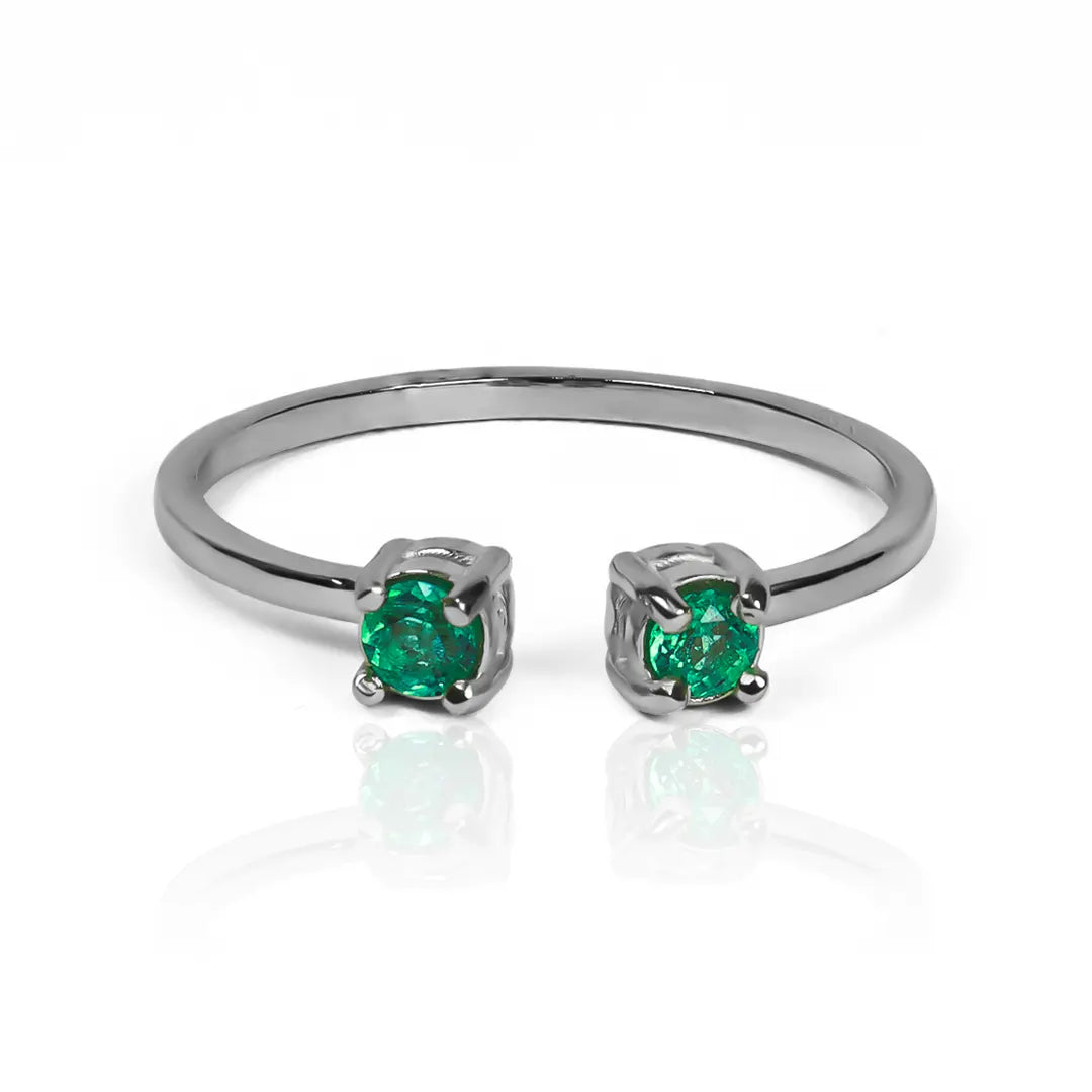Anillo Emerald Duo fabricado por Joyería Caracas en oro 18k, cuenta con certificado de calidad y garantía de por vida.