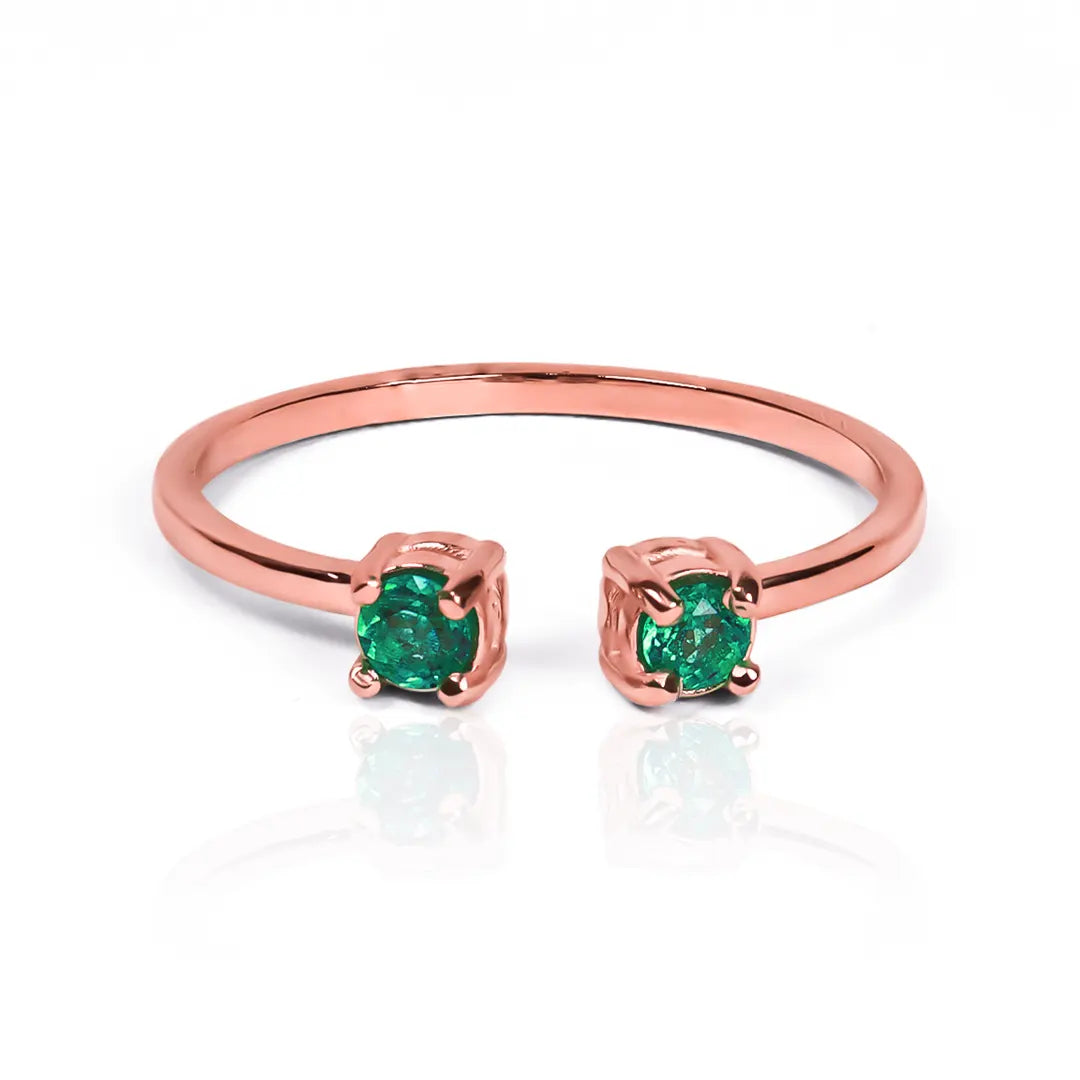 Anillo Emerald Duo fabricado por Joyería Caracas en oro 18k, cuenta con certificado de calidad y garantía de por vida.