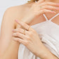 Mano de mujer usando anillo en oro amarillo de 18 quilates con cristales de color blanco, fabricada en Joyería Caracas.