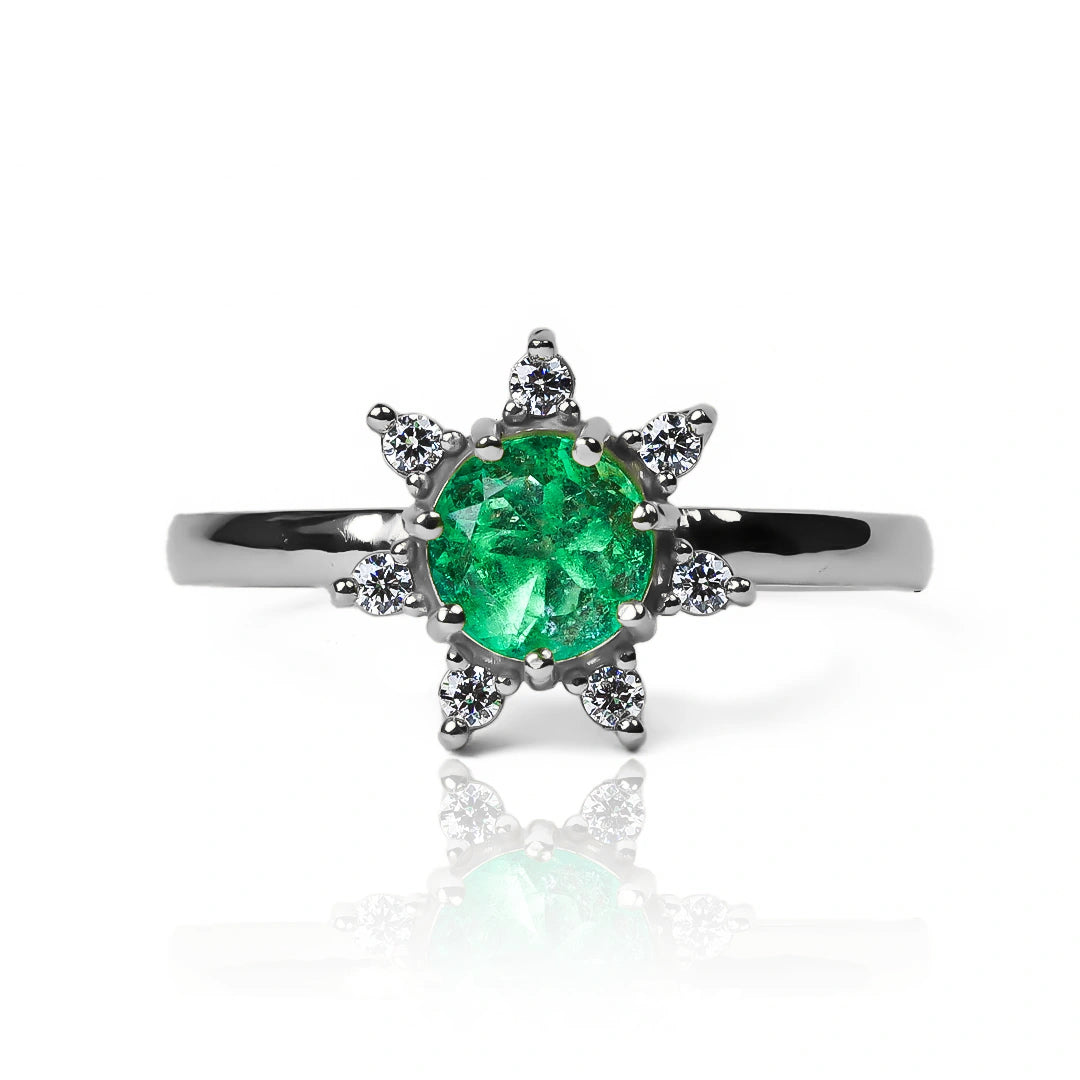 Anillo de compromiso flor, adornado con esmeralda y zircones. Hecho en oro 18k de Joyería Caracas, con certificado de calidad y garantía de por vida.