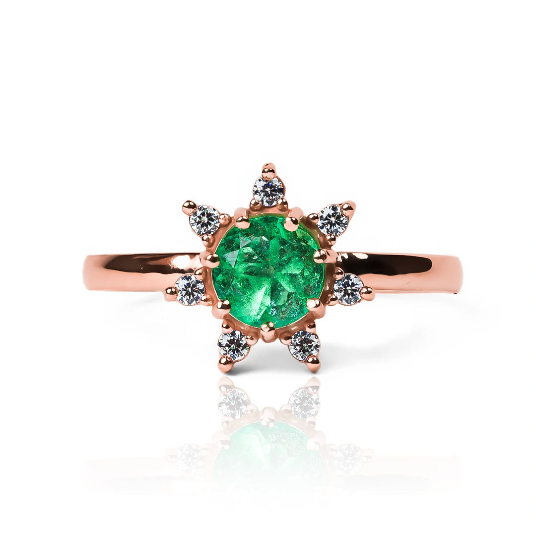 Anillo de compromiso flor, adornado con esmeralda y zircones. Hecho en oro 18k de Joyería Caracas, con certificado de calidad y garantía de por vida.