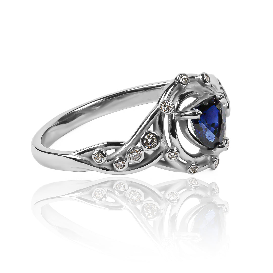 Thorned heart ring - emerald