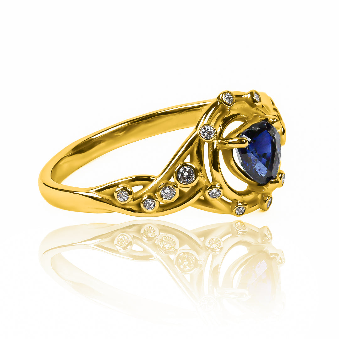 Thorned heart ring - emerald