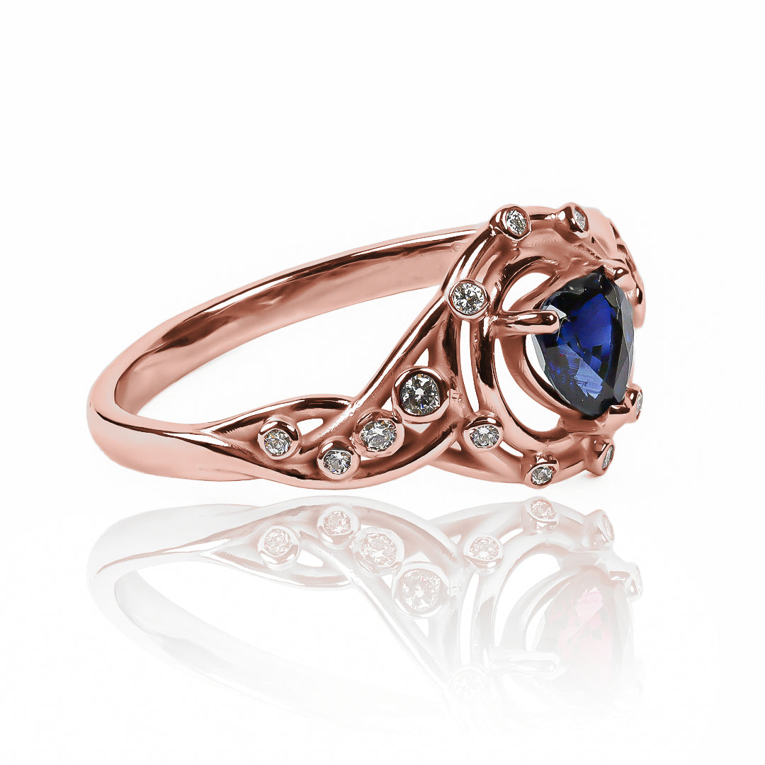 Thorned heart ring - emerald