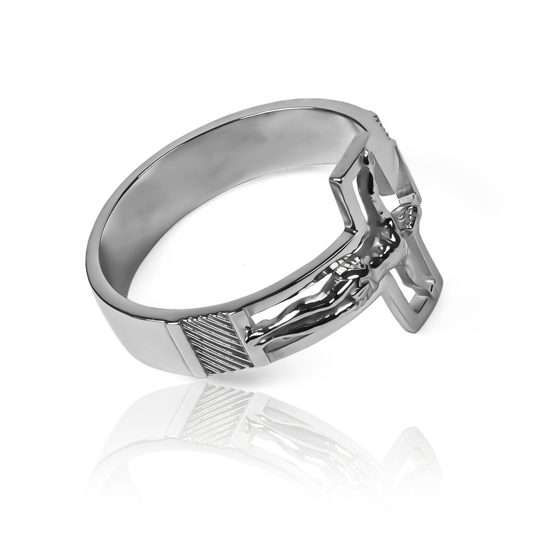 Anillo Silueta cruz - cristo, fabricado por Joyería Caracas. Este anillo en lujoso oro 18k es una muestra de sofisticación y estilo refinado. Con nuestra garantía de por vida.