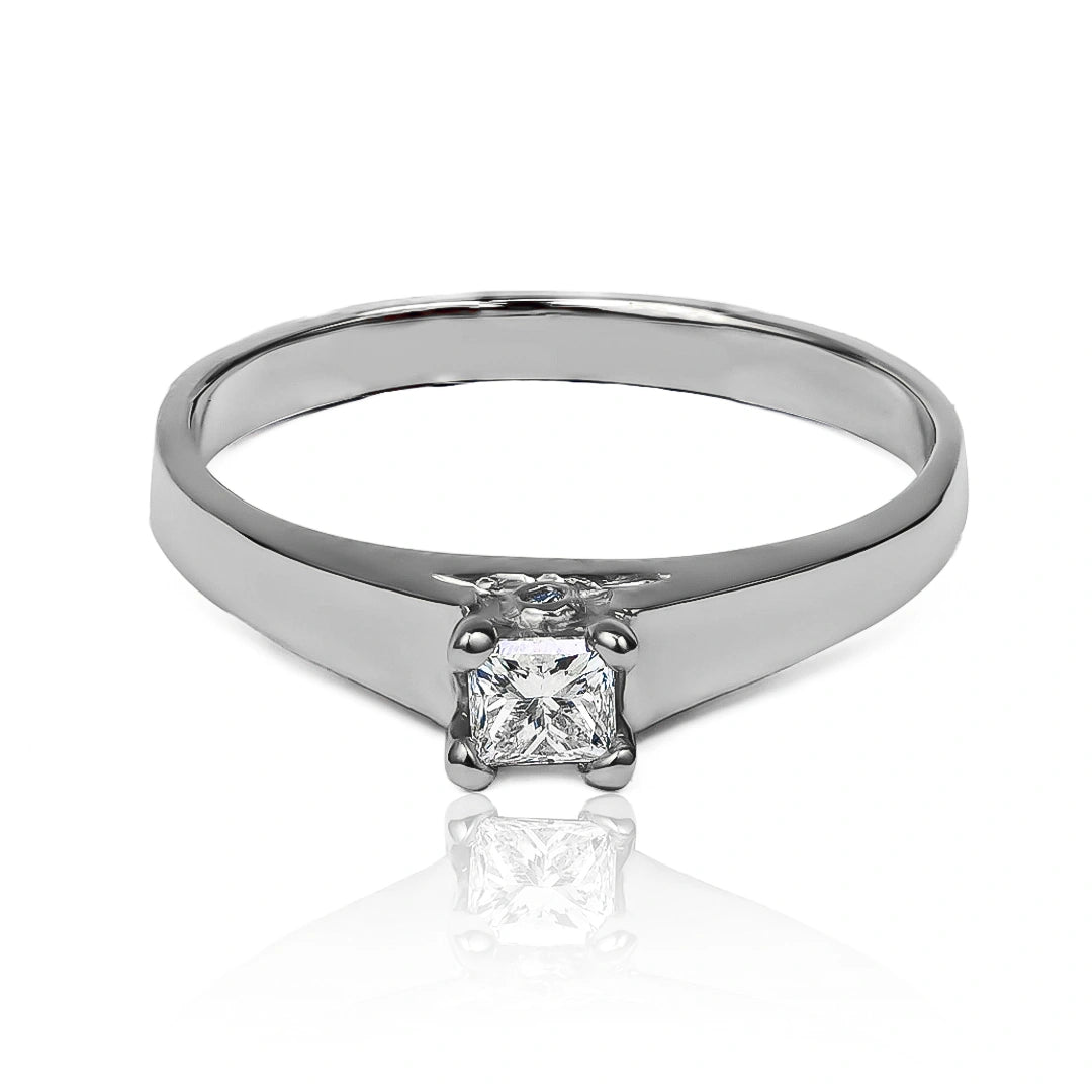 Anillo de compromiso Love Passage Diamond, elaborado en oro 18k por Joyería caracas, cuenta con certificado de calidad y garantía para toda la vida.