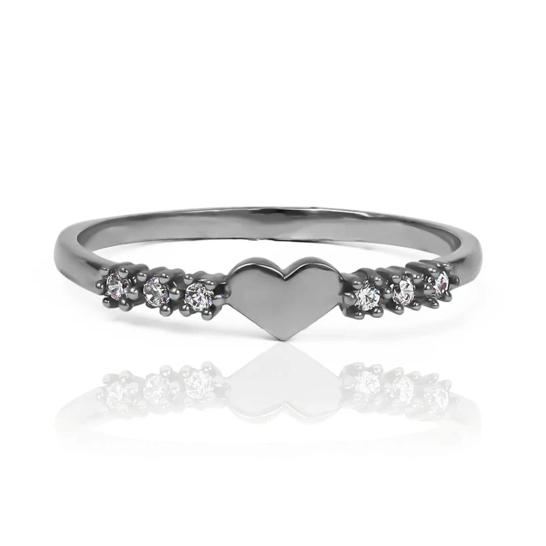 Anillo Heart Between, fabricado en oro 18k por Joyería Caracas, cuenta con certificado de calidad y garantía de por vida.