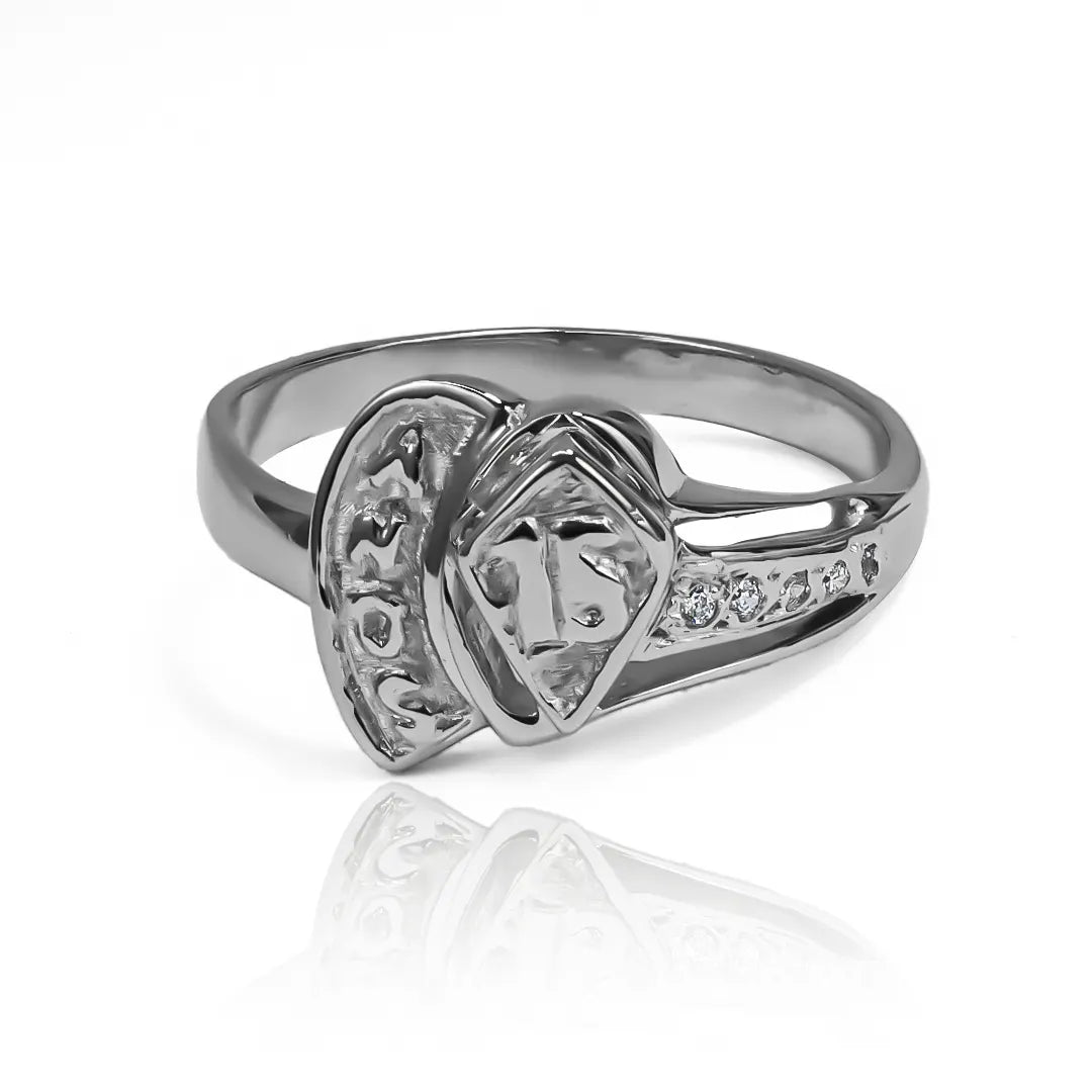 Anillo 15 Rombo, fabricado en Joyería Caracas en oro 18k, cuenta con certificado de calidad y garantía de por vida.